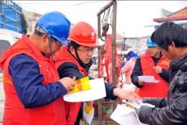 活躍在鄉(xiāng)村大集上的“國家電網彩虹服務隊”