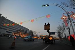 扮靚多彩津城 電力員工巡檢路燈