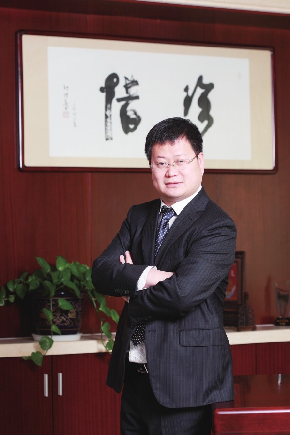 9年前，鄒承慧站在江陰華士鎮(zhèn)華西村的一間荒廢車間門口，帶著13名員工，前途充滿未知。9年后，鄒承慧率領(lǐng)下的愛康資產(chǎn)已超百億，創(chuàng)造了一系列的全國乃至世界之最—太陽能鋁邊框產(chǎn)品占全球市場份額20%，居世界第一，光伏安裝支架系統(tǒng)產(chǎn)品占全國市場份額15%，居全國行業(yè)第一。光伏發(fā)電規(guī)模居全國非公有制企業(yè)發(fā)電前列。