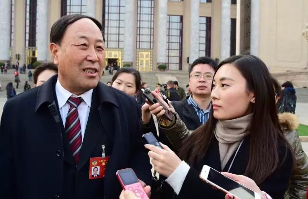 △全國政協(xié)委員劉吉臻（左）接受中國電力報 中電新聞網(wǎng)記者采訪。中國電力報 中電新聞網(wǎng)記者 王飛 攝。