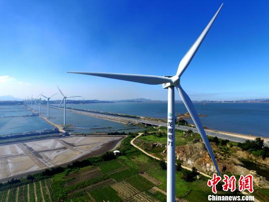 正在運(yùn)行中的風(fēng)力發(fā)電機(jī)?！⊥鯑|明 攝