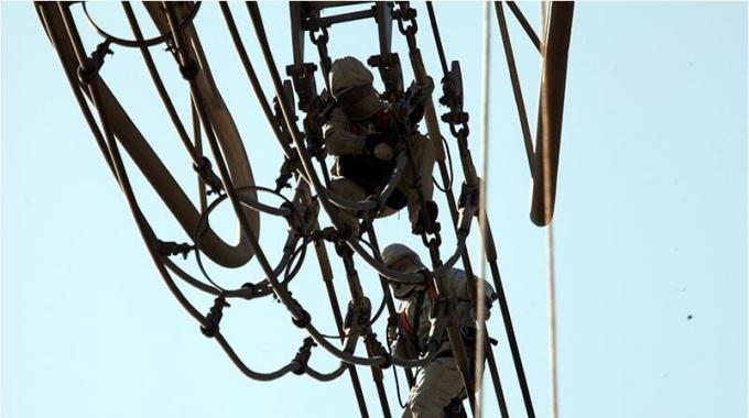 春節(jié)堅(jiān)守崗位 “銀色蜘蛛俠”成功挑戰(zhàn)世界最高等級(jí)帶電作業(yè)