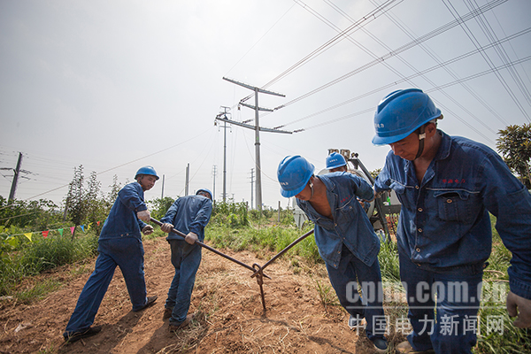 熱浪之中架線忙