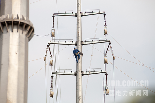 熱浪之中架線忙