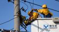圖為帶電檢修人員冒高溫在10kV城南118線路34#桿帶電更換隔離刀閘。
