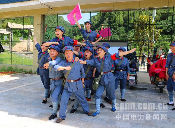 圖為進行井岡山紅色教育活動