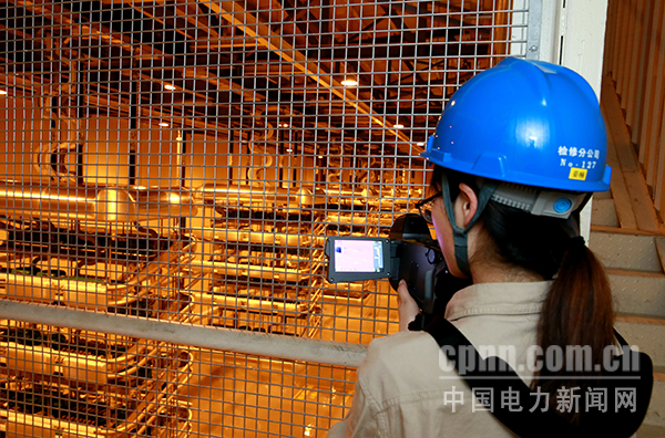 圖為對(duì)設(shè)備進(jìn)行測溫檢查