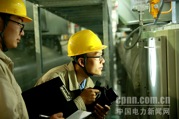 圖為對(duì)設(shè)備進(jìn)行測溫檢查