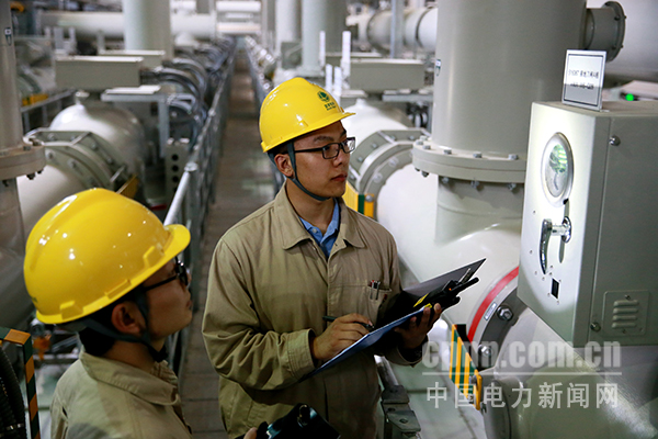 圖為對(duì)設(shè)備進(jìn)行測溫檢查