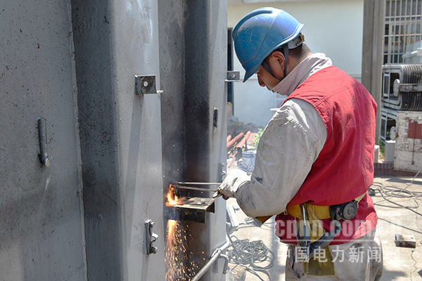 圖為該公司技術(shù)人員在施工作業(yè)