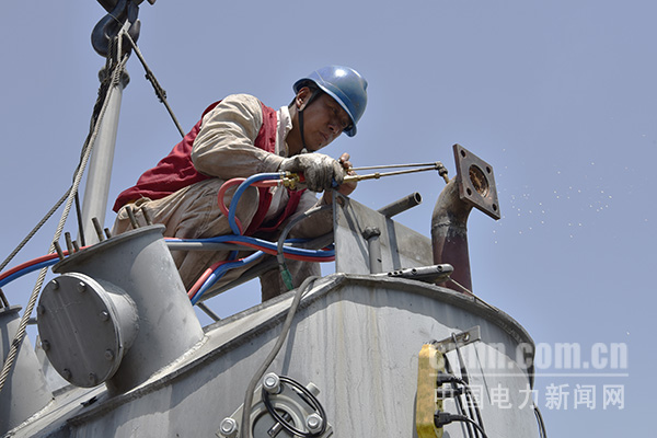 圖為該公司技術(shù)人員在施工作業(yè)