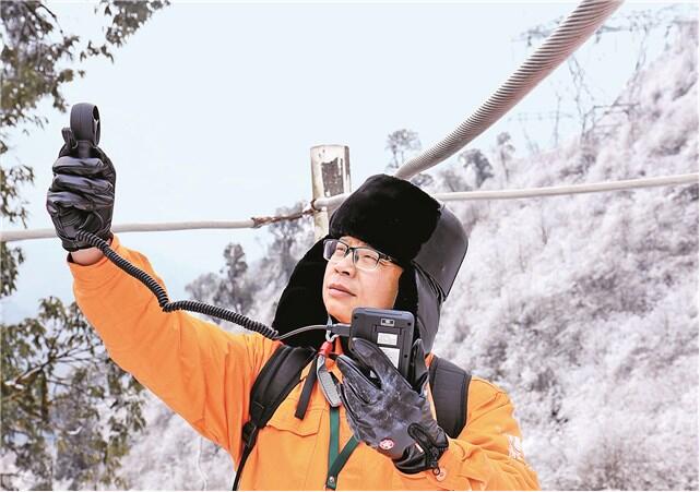 風(fēng)雪中的巡線人