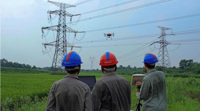 無(wú)人機(jī)搭載紅外測(cè)溫儀測(cè)量線(xiàn)路接點(diǎn)溫度