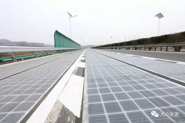 漲知識(shí)！高速公路上汽車怎么邊跑邊？