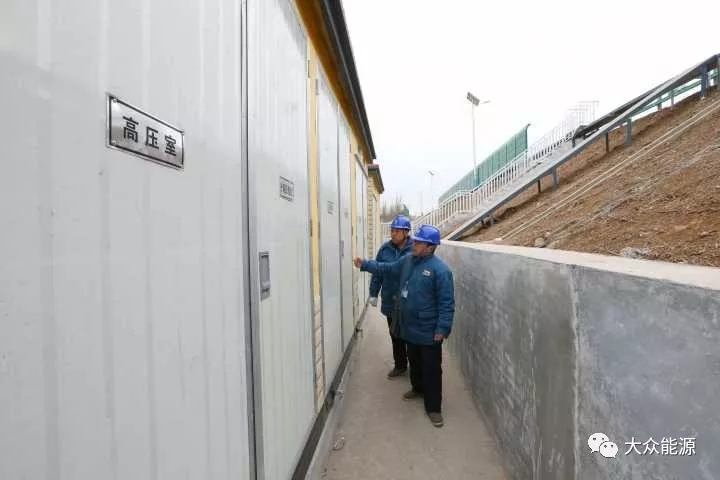 漲知識(shí)！高速公路上汽車怎么邊跑邊？