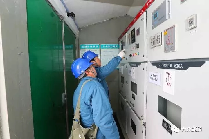 漲知識(shí)！高速公路上汽車怎么邊跑邊？