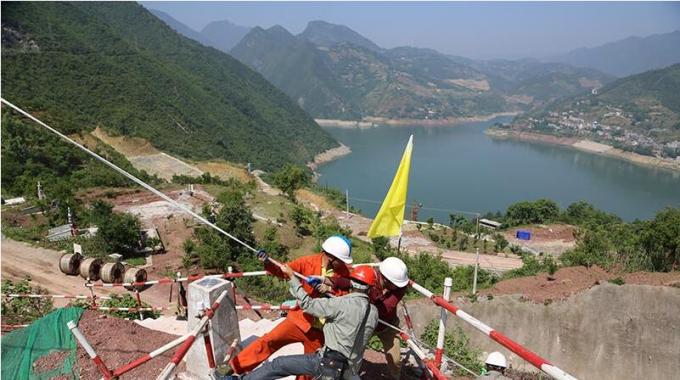 500千伏盤龍一回200號長江大跨越搶修開始組立新塔