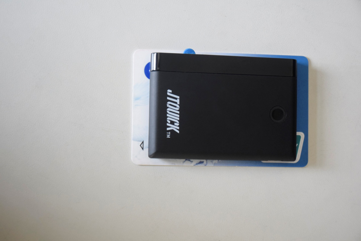 主打石墨烯特色的JTQUICK 重新定義輕薄移動電源