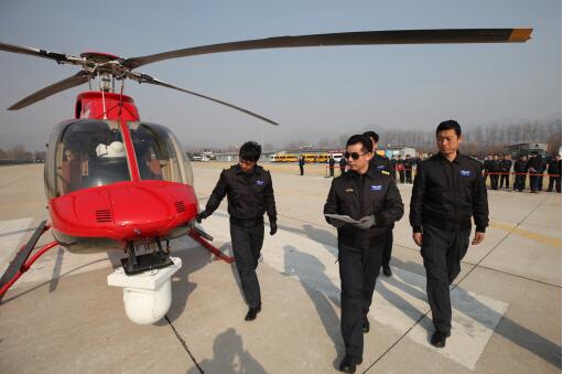 圖為機(jī)組人員航前繞機(jī)檢查。魏司法 攝