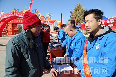 烏拉山電廠:學雷鋒活動走進社區(qū)