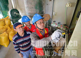 中國電力新聞網(wǎng)訊 通訊員 毛強 報道 近日，湖北武漢漢南區(qū)供電公司員工主動放棄假期休息時間，來到農(nóng)村養(yǎng)殖戶家中，為其檢修飼料加工設(shè)備，服務(wù)農(nóng)村群眾增收致富。