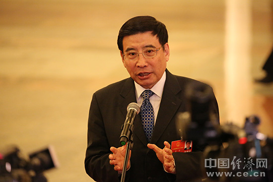  兩會代表議新能源汽車增長的“絆腳石”  推動新能源汽車產(chǎn)業(yè)發(fā)展