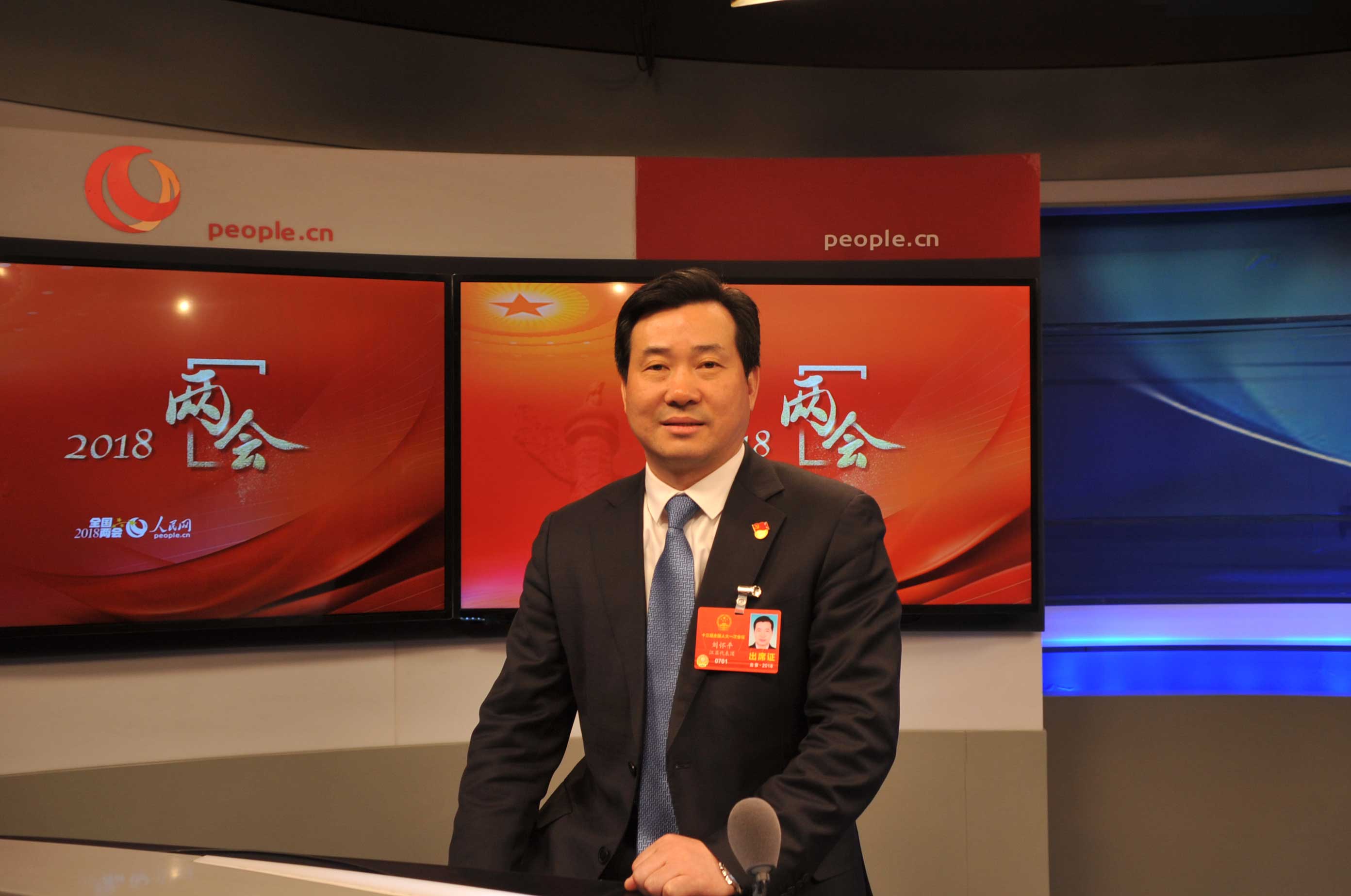 人民網北京3月16日電 （施麟）全國人大代表、安徽科達潔能總裁劉懷平全國兩會期間在人民網訪談時表示，環(huán)保產業(yè)發(fā)展的價格、財稅、金融政策機制還不完善，市場化秩序也不規(guī)范，這些情況制約了環(huán)保產業(yè)的發(fā)展。 劉懷平表示, 環(huán)保產業(yè)是一個新興產業(yè)，在行業(yè)的發(fā)展過程中，首先遇到的問題就是不規(guī)范競標嚴重。行業(yè)中存在著一些低價中標、虛假投標、中標后違約等等一系列的問題。 劉懷平呼吁國家有關部門應該進一步規(guī)范這些市場的秩序，對那些不守規(guī)、不守法的企業(yè)給予重拳出擊，把它們列入到黑名單，讓它們在市場中沒有立足之地。給那些真正注重技術創(chuàng)新，注重產品質量，真正能為節(jié)能減排做出貢獻，提供可靠方案的企業(yè)，提供良好的生存空間。 劉懷平表示，民營環(huán)保企業(yè)面臨融資成本高的問題。銀行系統(tǒng)貸款利率高、周期短，難以滿足環(huán)保行業(yè)收益低、周期長的融資需求。此外，環(huán)保企業(yè)形成資產的形態(tài)基本為劃撥土地、無房產證的泵房、設備間、設備、管網資產等附著物，也難以滿足金融機構要求的抵押條件。 劉懷平希望國家在綠色金融、綠色債券的發(fā)行上，以及傳統(tǒng)金融產品的創(chuàng)新上，能夠差異化的、精準扶持新興環(huán)保產業(yè)，進一步推動產業(yè)的健康快速發(fā)展。