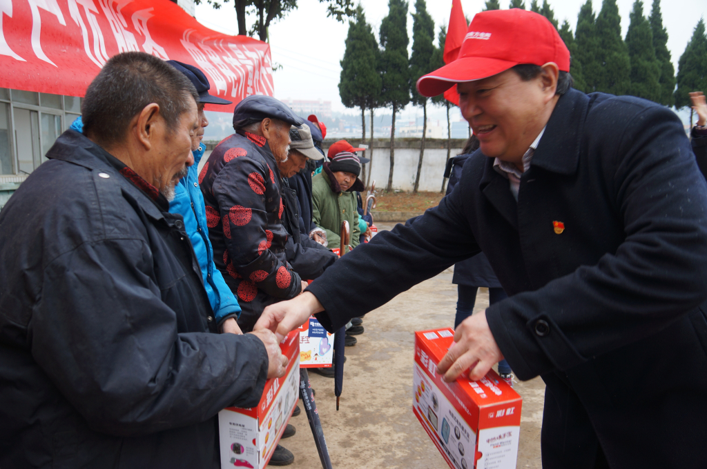  曲靖供電局開展愛心暖冬行動