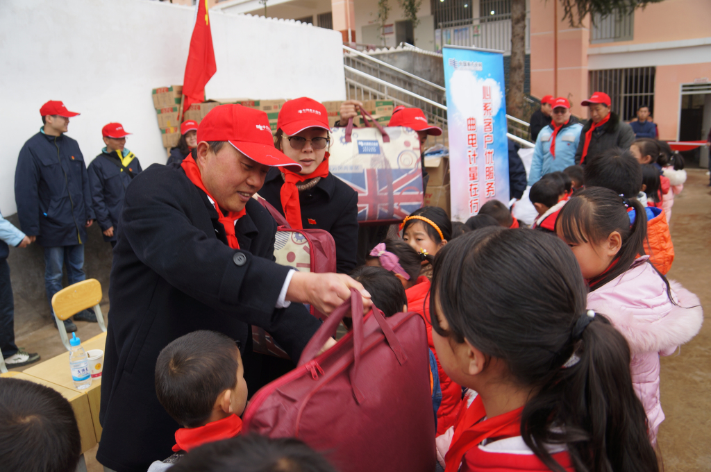  曲靖供電局開展愛心暖冬行動