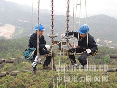 福州供電:冒雨消缺
