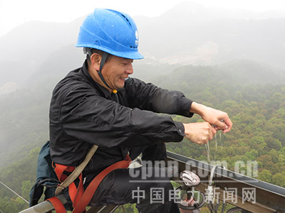 福州供電:冒雨消缺