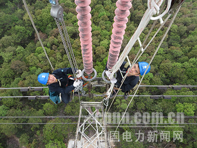 福州供電:冒雨消缺