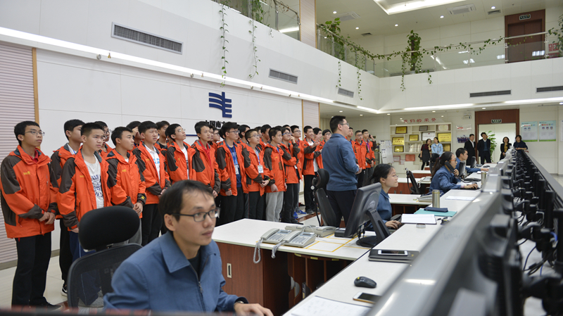 貴港供電局中學(xué)生看電網(wǎng)開啟新世界