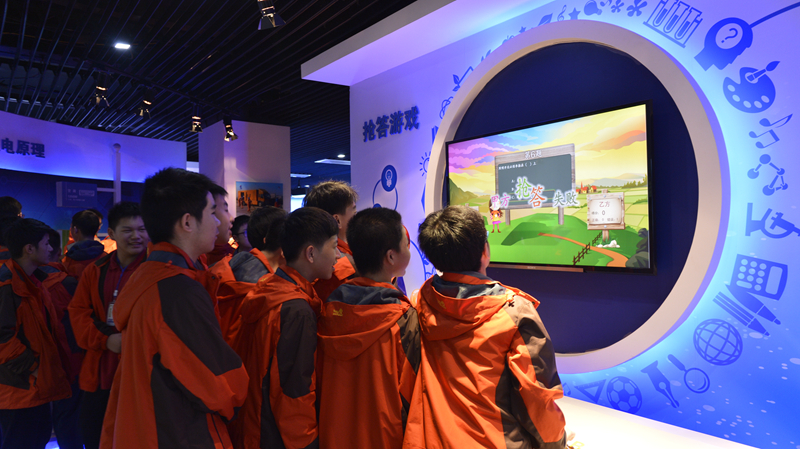 貴港供電局中學(xué)生看電網(wǎng)開啟新世界