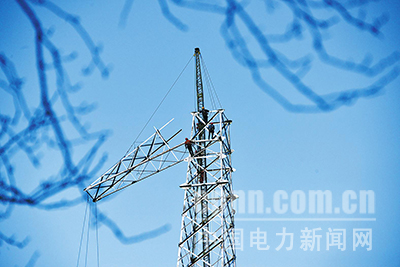 巴東供電:頂寒風立鐵塔