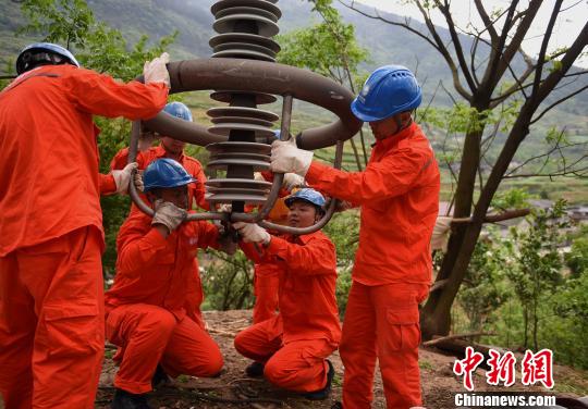 圖為電力工人首次在特高壓復(fù)奉線重慶段開展整串絕緣子串更換工作?！≈芤?攝