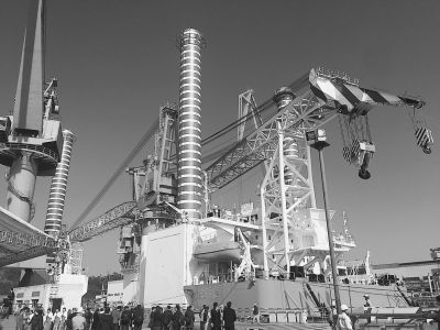 福建省首制海上風(fēng)電一體化移動(dòng)作業(yè)平臺(tái)在廈門出塢