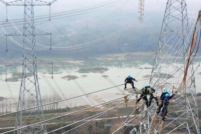 準東至皖南±1100千伏特高壓線路皖3標段在安徽蕪湖市南陵縣跨越淮南至上海1000千伏特高壓線路施工，這是世界交直流最高電壓等級線路的一次交匯。（鄭賢列攝）