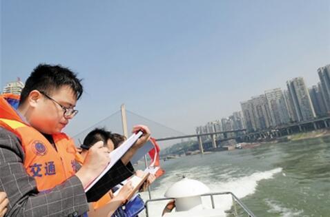 重慶環(huán)保督察組“兩江游” 岸邊排放口排放是否達(dá)標(biāo)？