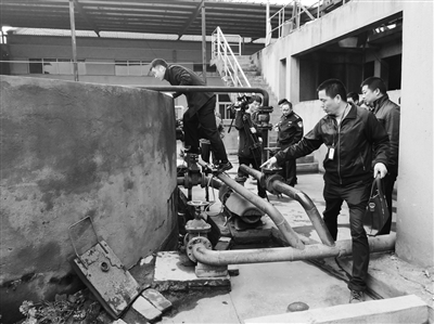 嘉興一家印染廠私設(shè)兩路暗管，企業(yè)負責(zé)人指使操作人員干擾在線監(jiān)控