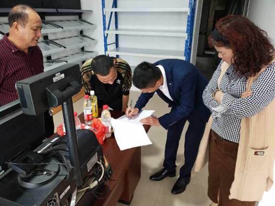 縣農(nóng)業(yè)局利用“互聯(lián)網(wǎng)+上門服務(wù)”, 實(shí)現(xiàn)農(nóng)藥經(jīng)營(yíng)許可零跑腿