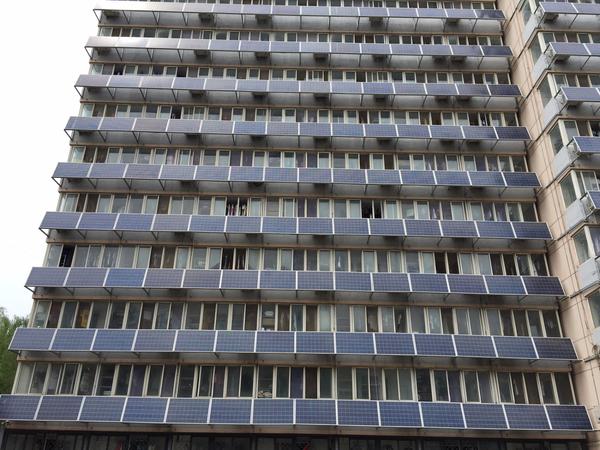 “高能”！北交大一宿舍樓外墻“爬滿”太陽能板