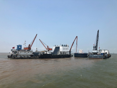 與臺(tái)風(fēng)“插肩而過(guò)”！臨港風(fēng)電一期工程首個(gè)風(fēng)機(jī)基礎(chǔ)平臺(tái)搶澆完成