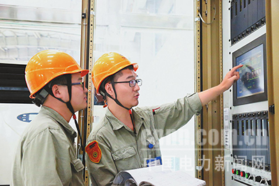 近日，國電哈密煤電開發(fā)有限公司在2號機(jī)組檢修期間，開展了“C修微課堂”崗位練兵活動，助力青工成長成才，掀起了“學(xué)技術(shù)、提素質(zhì)”的熱潮。圖為該公司電氣二次班勵磁專工在講解勵磁小電流試驗(yàn)原理。