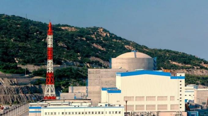 2018年9月2日11時(shí)59分，在換料機(jī)控制室操作員的遠(yuǎn)程控制下，田灣核電4號(hào)機(jī)組第163組燃料組件緩緩裝入堆芯，標(biāo)志著4號(hào)機(jī)組首次裝料作業(yè)完成，為按計(jì)劃開(kāi)展4號(hào)機(jī)組后續(xù)調(diào)試和投產(chǎn)任務(wù)奠定了基礎(chǔ)。