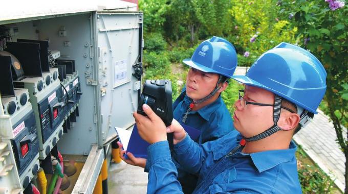  　　堅守者：王海林、張鑫  　　堅守崗位：營業(yè)配電員  　　堅守年限：7年  　　國慶來臨，山東淄博供電公司石橋供電所的王海林和張鑫像往常一樣，整理巡線用的裝備，戴好安全帽、掛上望遠(yuǎn)鏡，一天的設(shè)備巡視工作就這樣開始了。